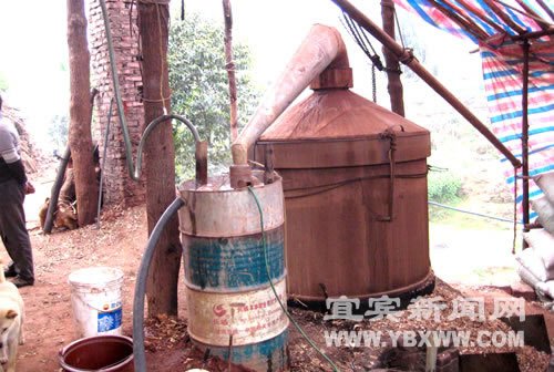 用于蒸馏油樟树蔸的蒸馏器