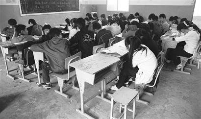 成都<em>女孩厌学</em>被母亲锁脚 离家出走到发廊工作
