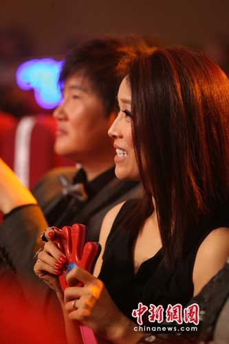 那英获最具影响力音乐人物落泪 热吻孙楠_娱乐