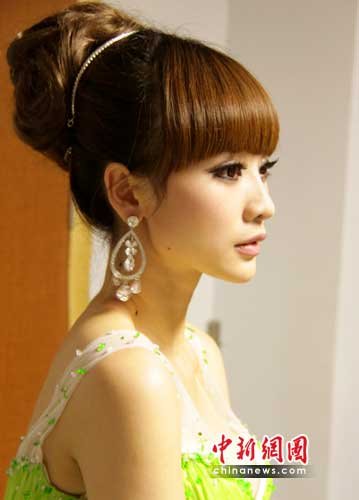 组图:<em>美女</em>主播柳岩秀礼服 婉约<em>性感连连看</em>_娱