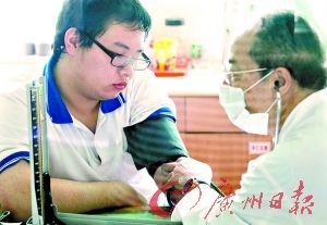 广州考生接受高考体检 乙肝检测项目被剔除_滚