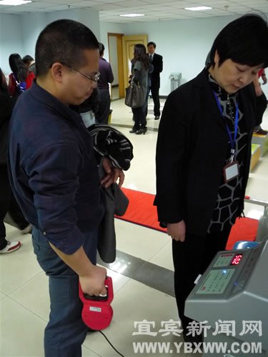 追求健康生活宜宾市民踊跃体验国民体质监测_