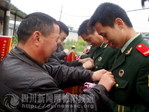 绵竹广济镇:锦旗红花送别消防官兵_新闻滚动