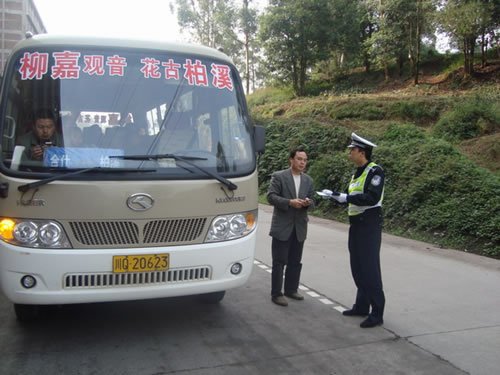 交通安全教育整治交警突出重点查超员