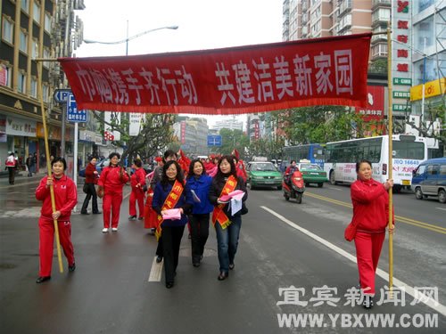用编织袋买菜“低碳”也可以很时尚