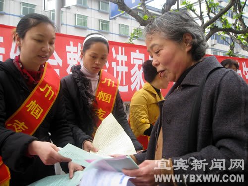 用编织袋买菜“低碳”也可以很时尚