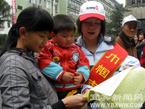 用编织袋买菜“低碳”也可以很时尚