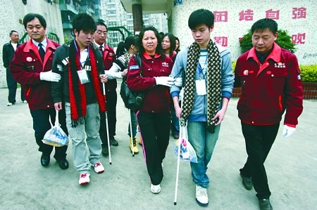 重庆14盲人学生赴长春参加特殊高考_滚动新闻