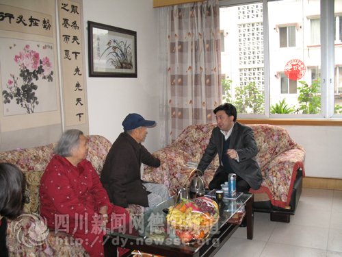 德阳:丁成明同志走访看望离退休老干部_新闻滚