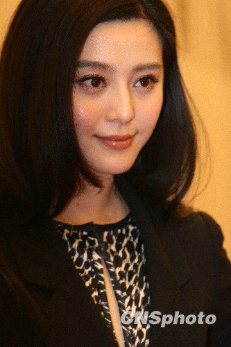 范冰冰被爆出演赵文卓爱女 手持真刀尝试动作