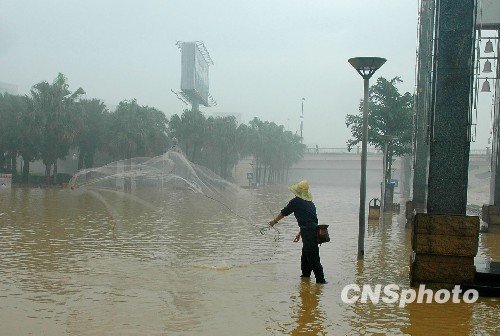 桂林百米铁桥遭洪水冲垮 小岛上仍有10多人被