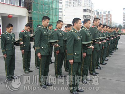 德阳消防官兵深切哀悼玉树地震遇难同胞_新闻