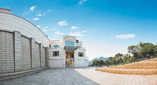 周星驰被封演艺圈楼神 豪掷4.5亿买豪宅?_娱