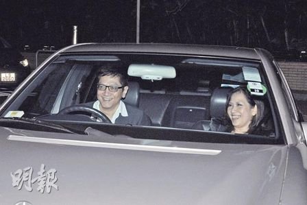 钟镇涛为爱女摆百日帼宴 温拿乐队献歌助兴_