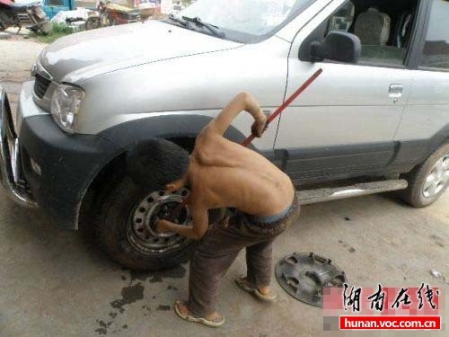 贵州现10岁男童汽修工 已有5年工龄