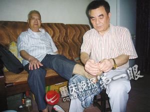女婿为岳父按摩13年练就"铁掌" 每天按两小时