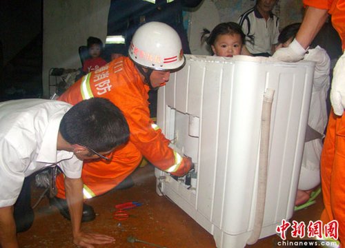 3岁<em>女童爬进洗衣机</em>滚筒被困 消防破拆救人_社