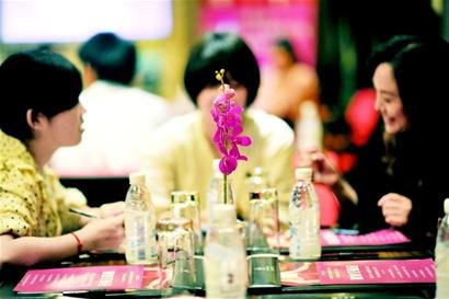 <em>四川征婚女</em>富豪办相亲晚宴 男嘉宾摘豪表掩身