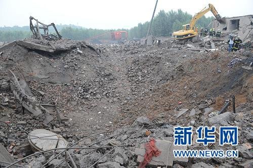 7月8日，爆炸现场被炸出一个近10米深、20米宽的大坑。新华社记者 赵鹏 摄