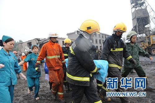 7月8日11时48分，救援人员在现场一个倒塌的两层楼下搜救出一名遇难者。新华社记者 赵鹏 摄