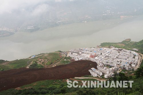 雅安汉源县突发滑坡自然灾害 导致21人失踪_滚