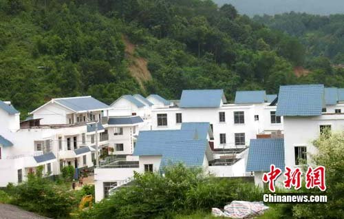 广西梧州市一灾民新村8成房屋出现问题(图)
