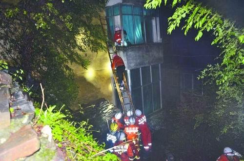 泥石流掩埋3层楼 阿坝消防搭梯救出30名被困群
