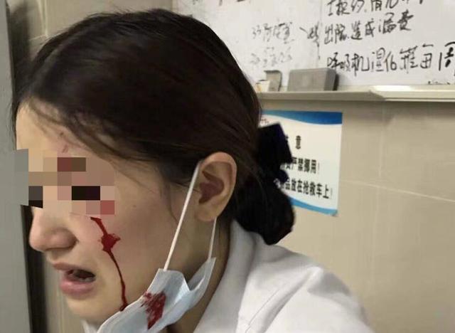 四川华西医院一患者家属欲监督配药 撞门致护