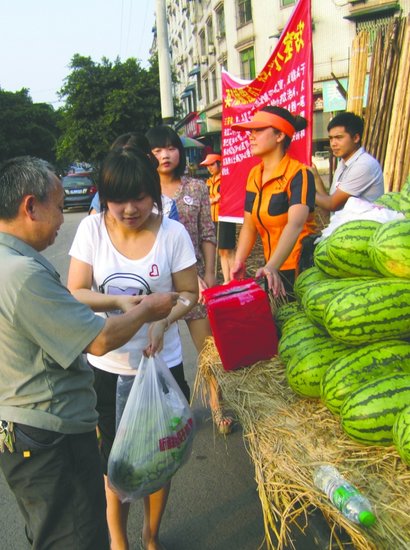 父亲贩卖西瓜救治重病女儿 志愿者相助帮忙