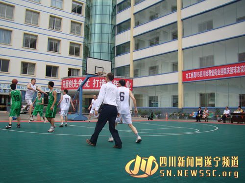 遂宁市工商局回春堂药业举行迎国庆篮球联谊赛