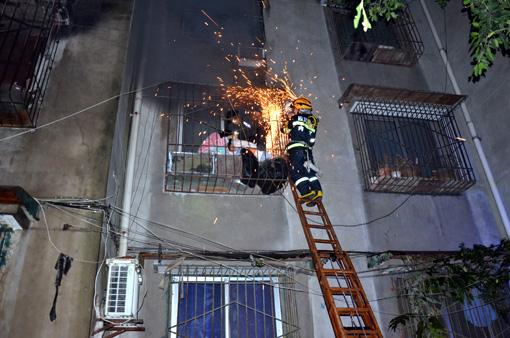 内江一居民楼房屋起火四人被困 其中有两名小孩(图)