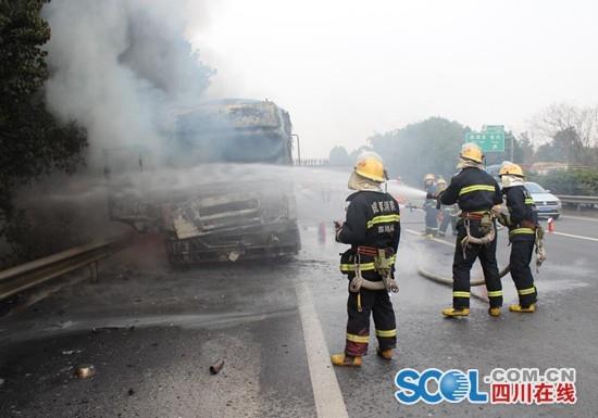 成雅高速新津境内一货车自燃 消防官兵已及时处置