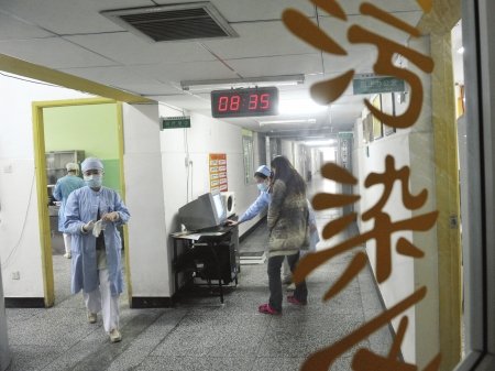 艾滋病房护士取针扎破手指 忍痛放弃胎儿(图)