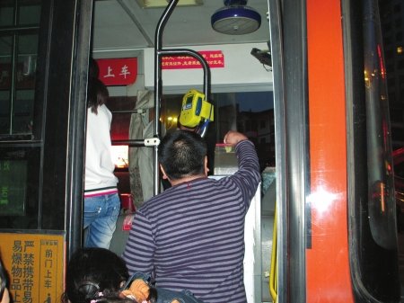 宜宾市民乘公交为逃费 将游戏币、树叶当钞票