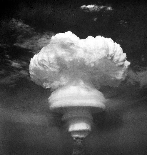 6月17日:中国第一颗氢弹爆炸成功 水门事件发