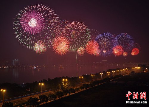 杭州国际烟花节瀑布烟花惊艳四座