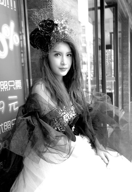 21岁聋哑女模特惊艳春熙路 有俄罗斯血统(图)