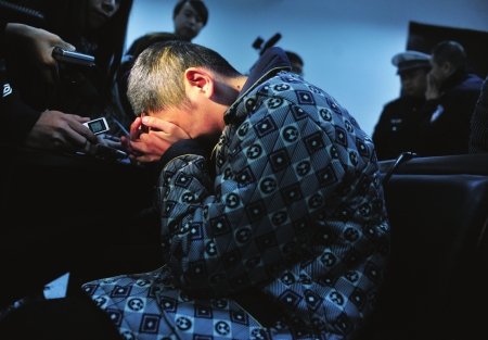 批捕后曾酌掩面痛哭 图片来源:华西都市报