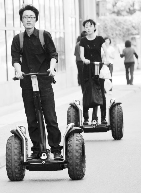 成都街头现智能代步车