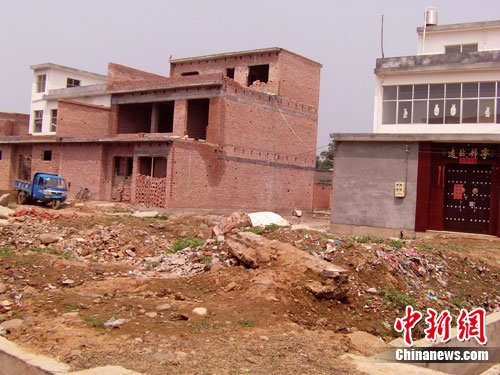 河南汝阳一乡镇操场成住宅 学生马路跑操存隐