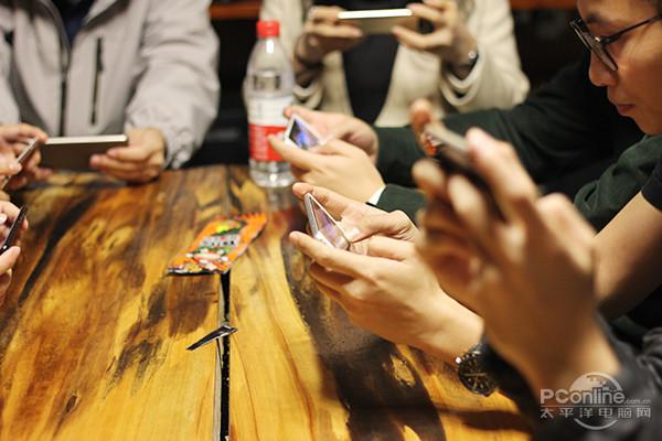 2016年2500档热销手机发热横评 暖手宝传言真