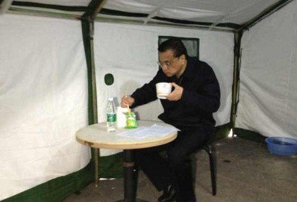 李克强在四川灾区吃早餐:一碗米粥一袋咸菜(图