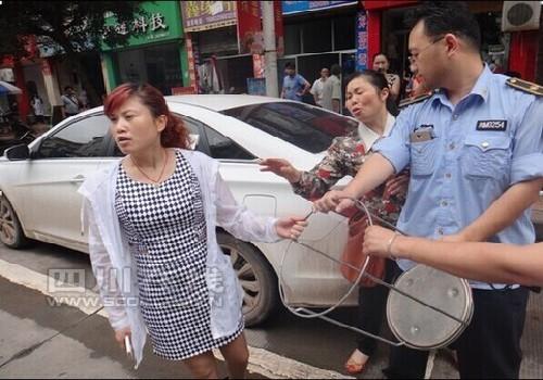 资阳一女店主不满广告被拆 砸车打城管被拘(图