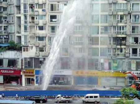 自贡一工地水管爆管 水柱喷上9楼高灌入住户家