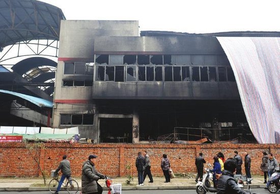 成都五块石电器市场火灾续 系电瓶短路引燃大