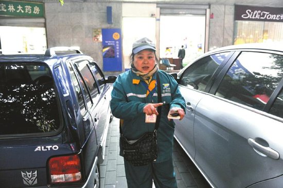 成都\u201c宝马姐\u201d拾金不昧重庆小伙发微博感