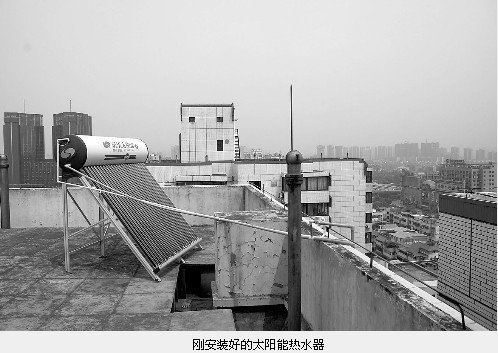 住户楼顶安太阳能 安装完毕后物管竟说不准_房
