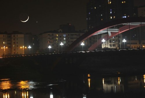 绵阳天空16日出现金星合月天文奇观(图)_热