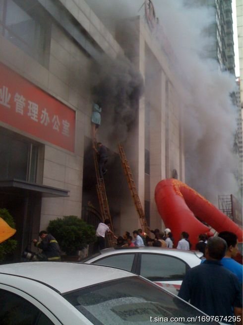 沈阳万达广场发生火灾致9死9伤 墙体爆裂 图