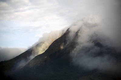印尼锡纳朋火山再次喷发 民众逃离家园